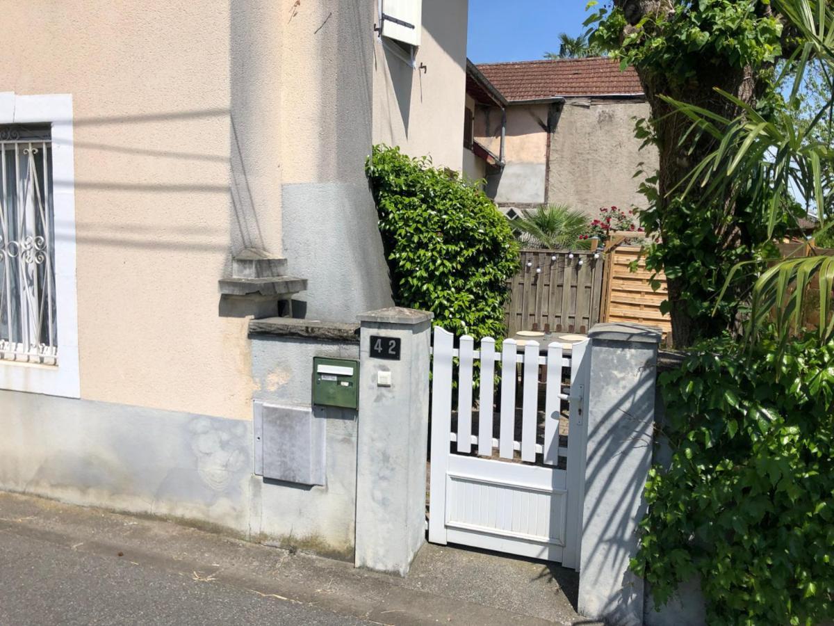Petite maison avec terrasse Jurançon Extérieur photo